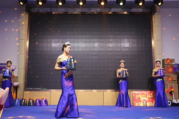 2019韋爾斯?jié)櫥图胰舜鹬x會，安徽野牛潤滑油為您喝彩